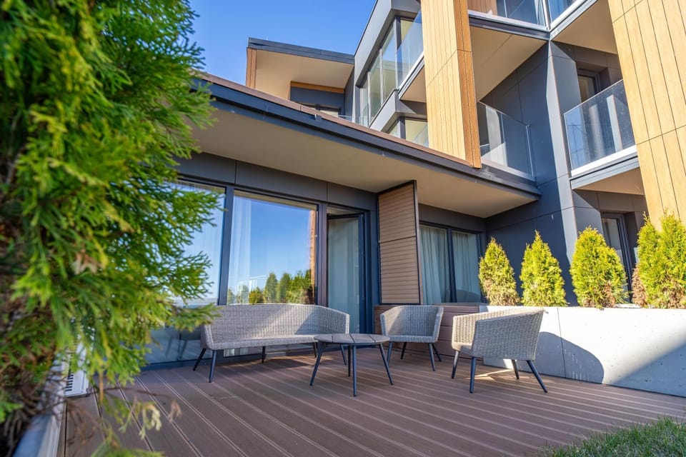 Property building, Patio, Spring, Day, Garden, View (from property/room), Balcony/Terrace, Seating area, Garden view