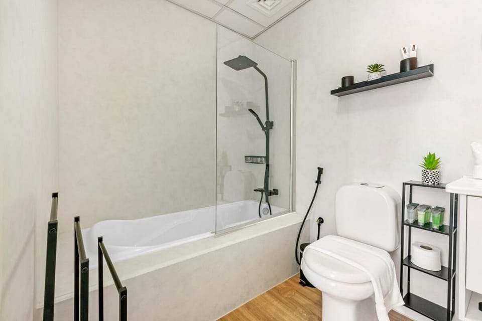 Waves- Cozy 1BR Lakefront Stay in JLT Apartment in Dubai