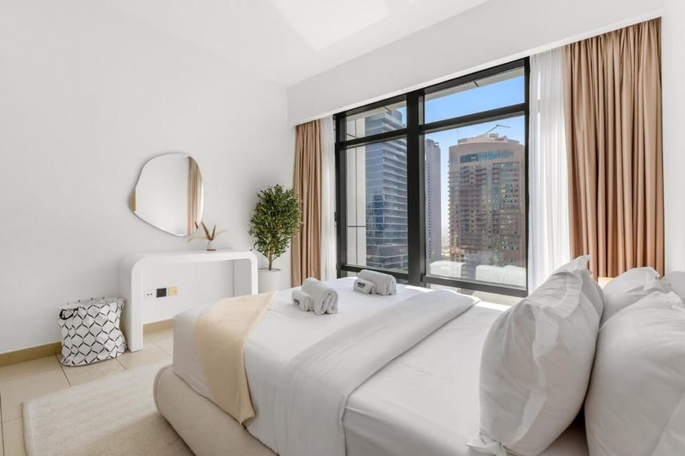 Waves- Cozy 1BR Lakefront Stay in JLT Apartment in Dubai
