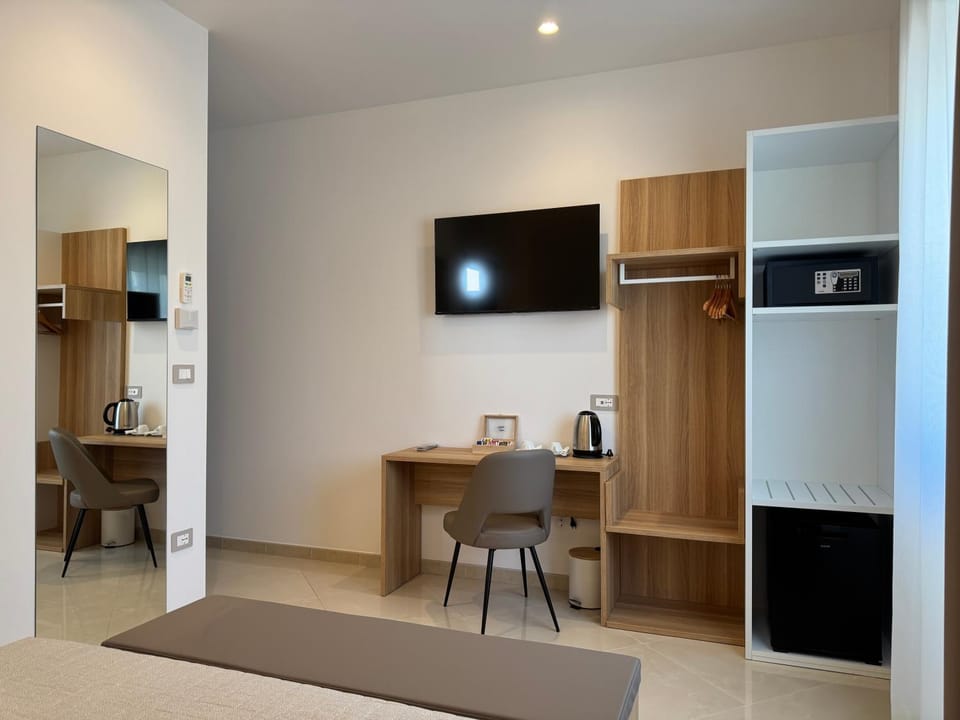 TV and multimedia, Coffee/tea facilities, minibar, safe, wardrobe
