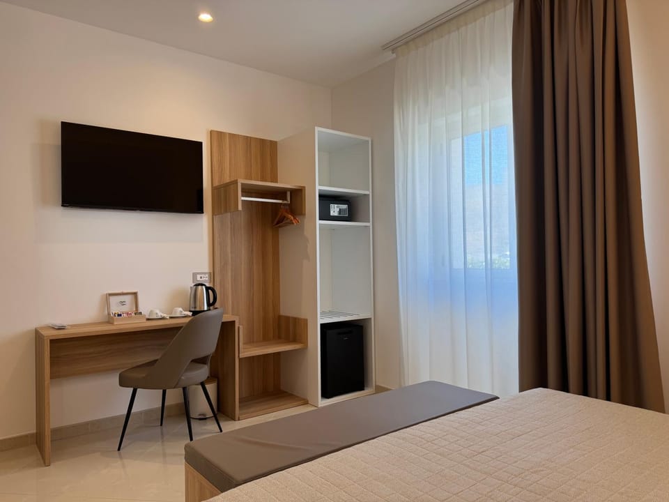 Bed, TV and multimedia, Photo of the whole room, Bedroom, minibar, safe, wardrobe