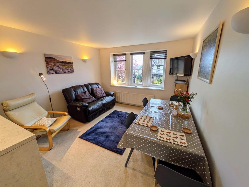 TV and multimedia, Seating area, Dining area