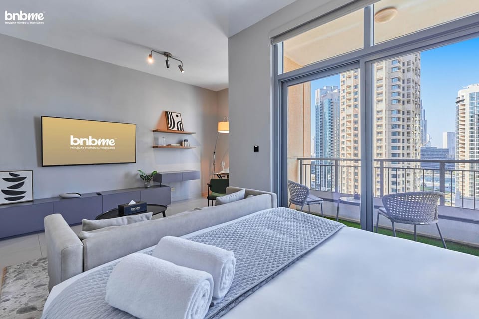 Bed, TV and multimedia, View (from property/room), Balcony/Terrace, Photo of the whole room, Seating area, Bedroom, City view