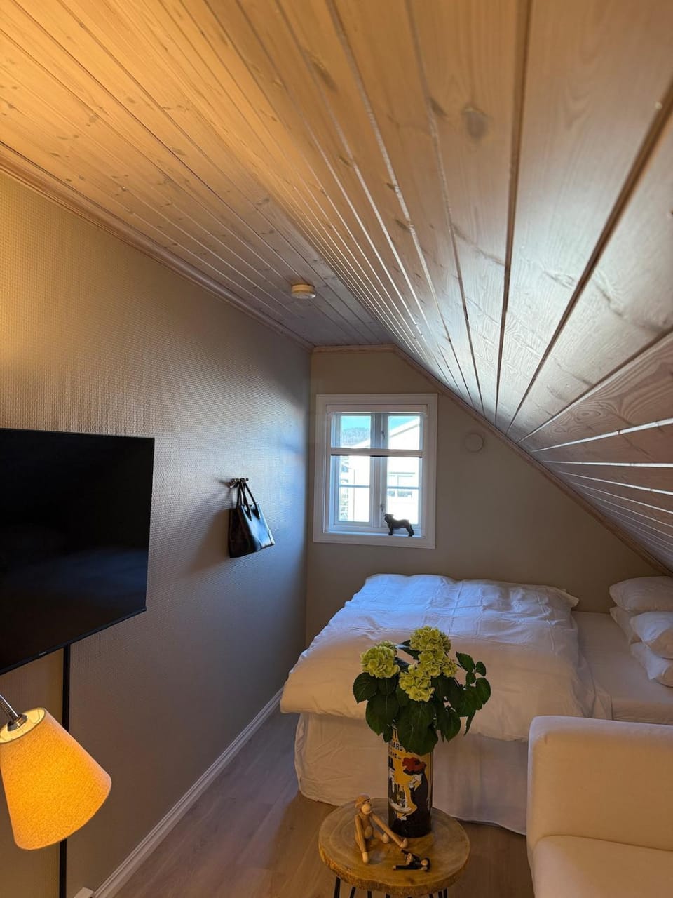 Bed, TV and multimedia, Bedroom
