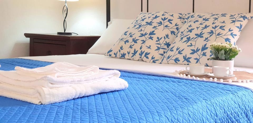 Bed, towels