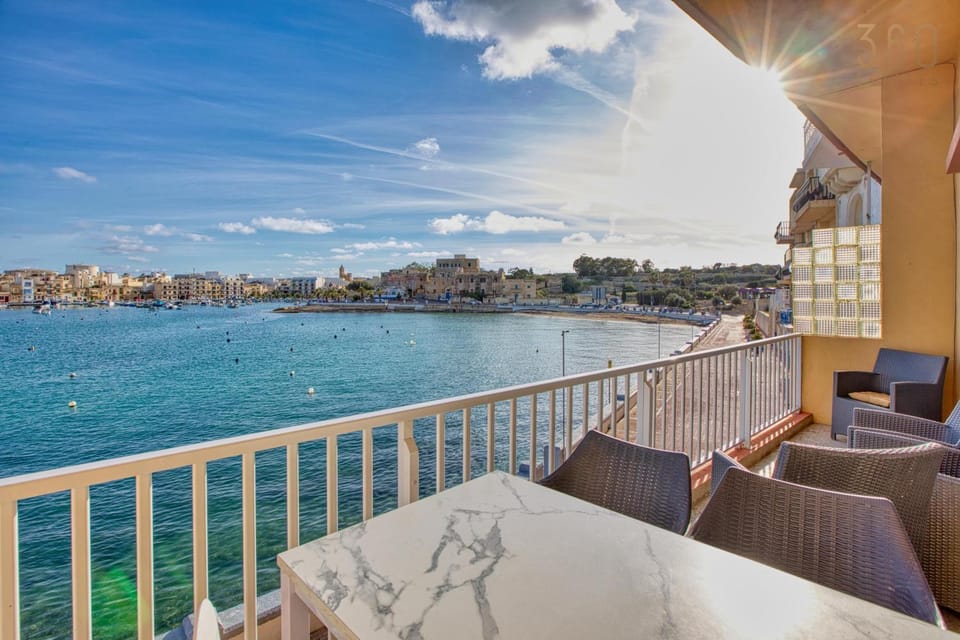 Patio, Day, Natural landscape, View (from property/room), Living room, Seating area, City view, Lake view, River view