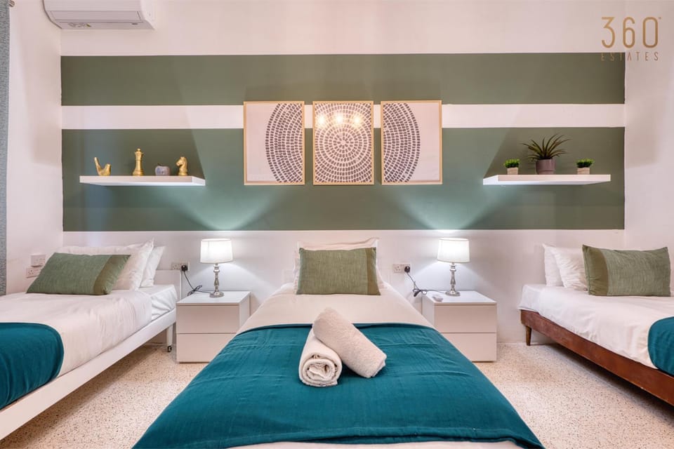 Bed, Photo of the whole room, Seating area, Bedroom, towels