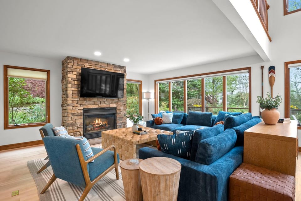 TV and multimedia, Living room, Seating area, fireplace