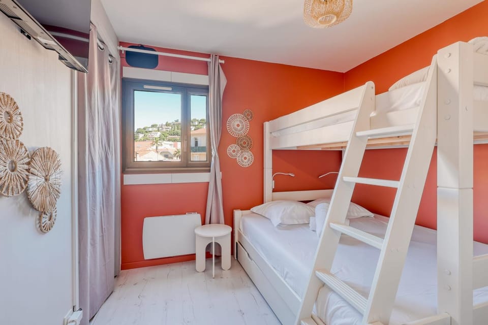 Le Diamant du Soleil Sea View New City Center & Parking Apartment in Le Lavandou