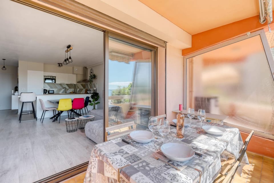 Le Diamant du Soleil Sea View New City Center & Parking Apartment in Le Lavandou