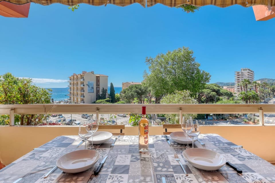 Le Diamant du Soleil Sea View New City Center & Parking Apartment in Le Lavandou
