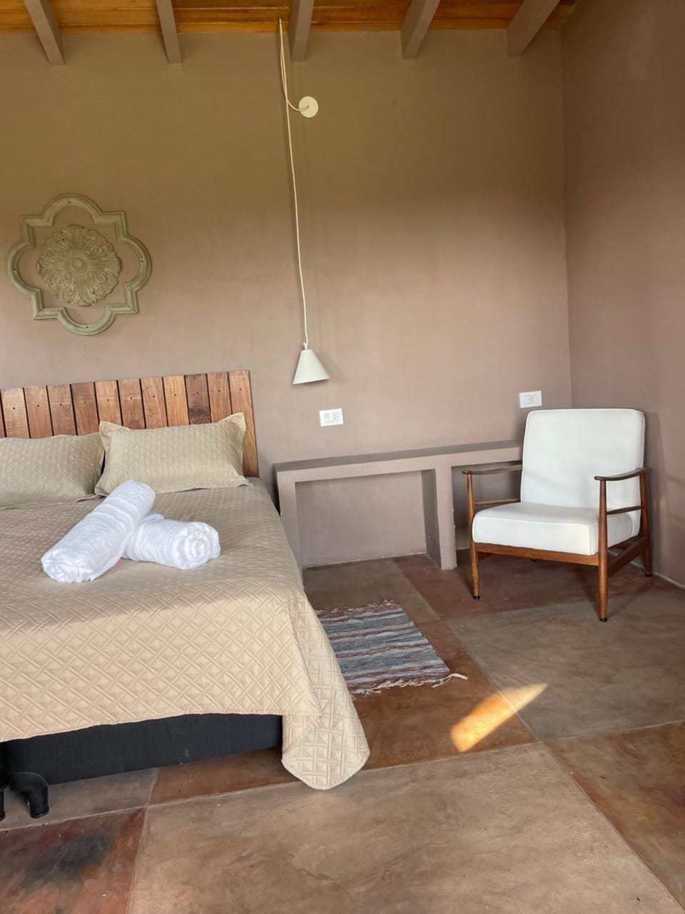 Bed, Living room, Bedroom, towels
