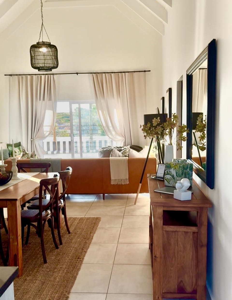 TV and multimedia, Living room, Seating area, Dining area