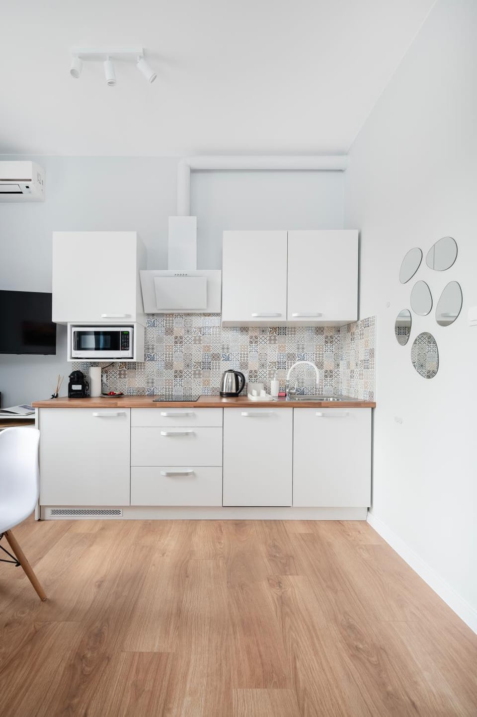 Kitchen or kitchenette, dishwasher, stove