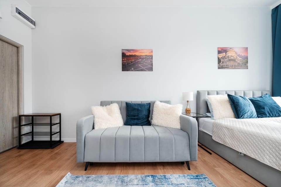 Bed, Living room, Photo of the whole room, Seating area, Bedroom