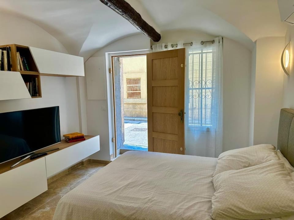 Bed, TV and multimedia, Bedroom