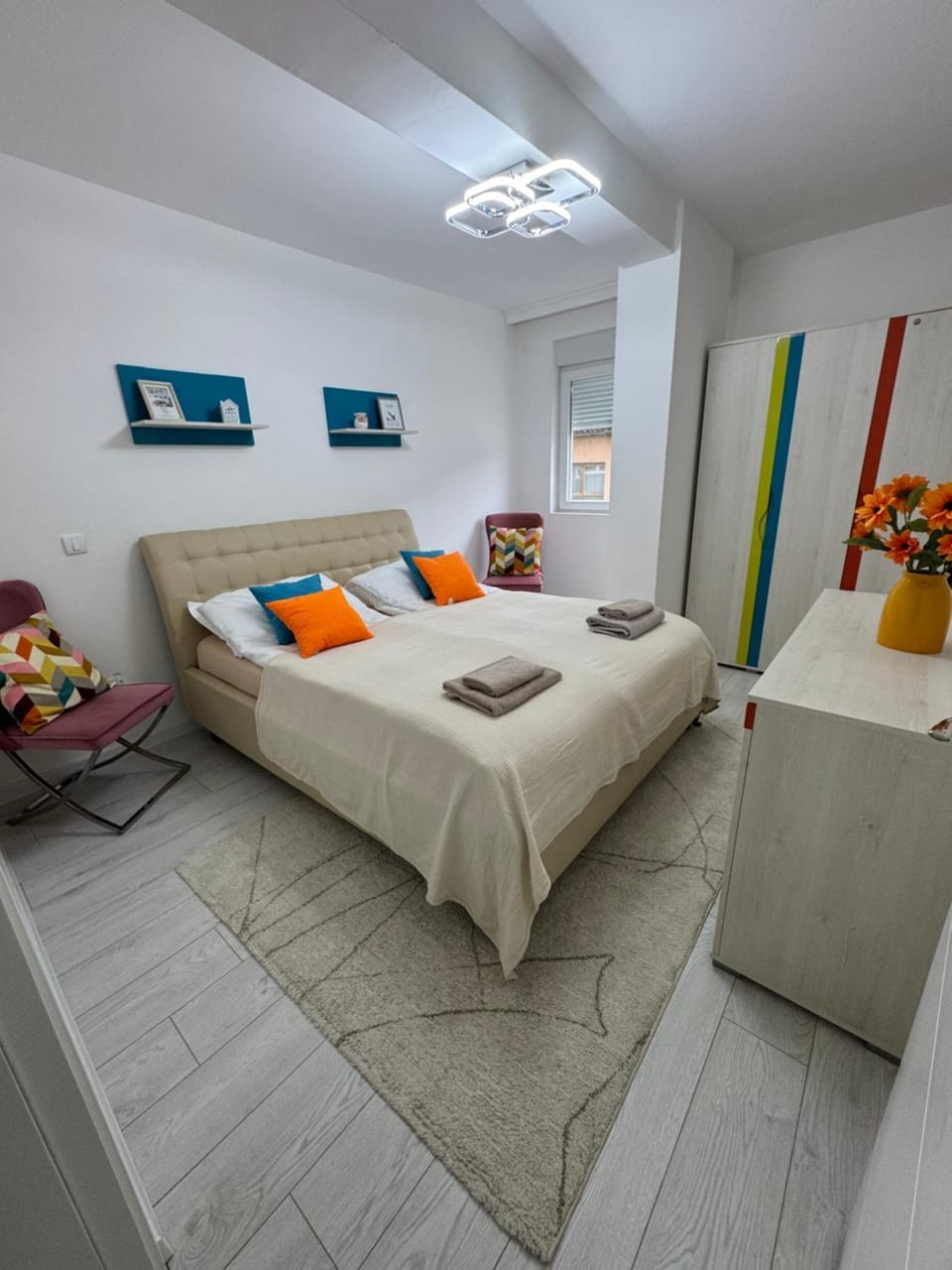 Bed, Photo of the whole room, Bedroom, towels