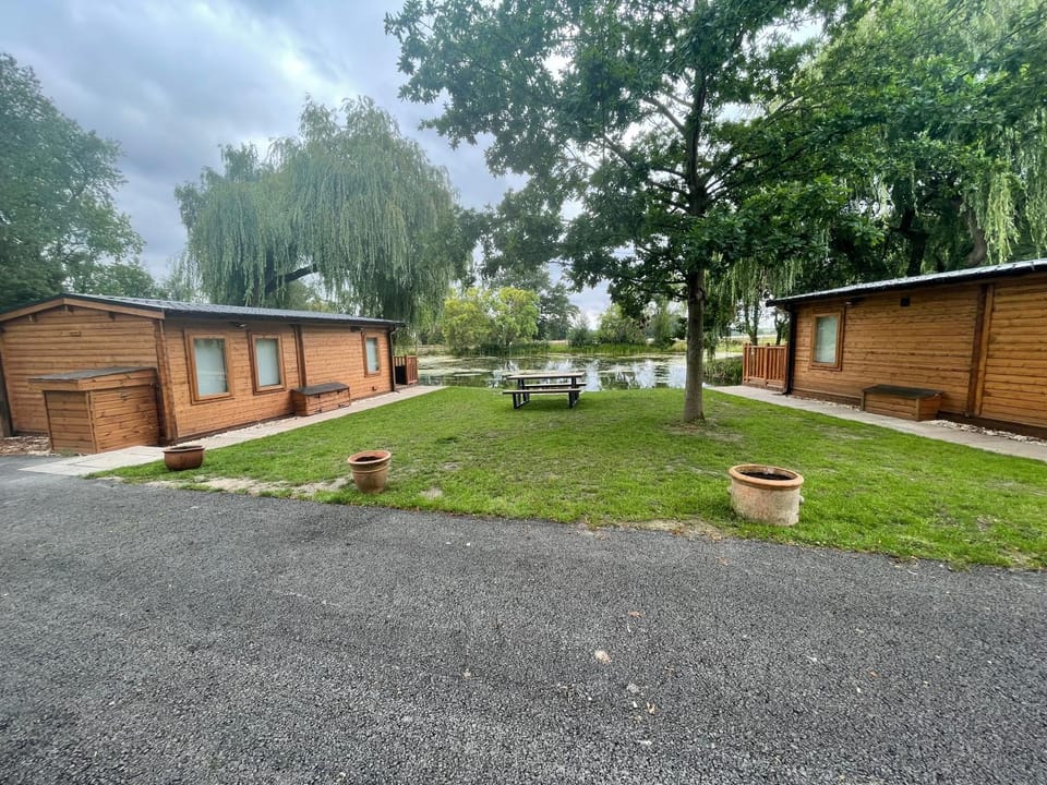 Lakeside Lodge 1, with Log burning Hot Tub Nature lodge in Bassetlaw District