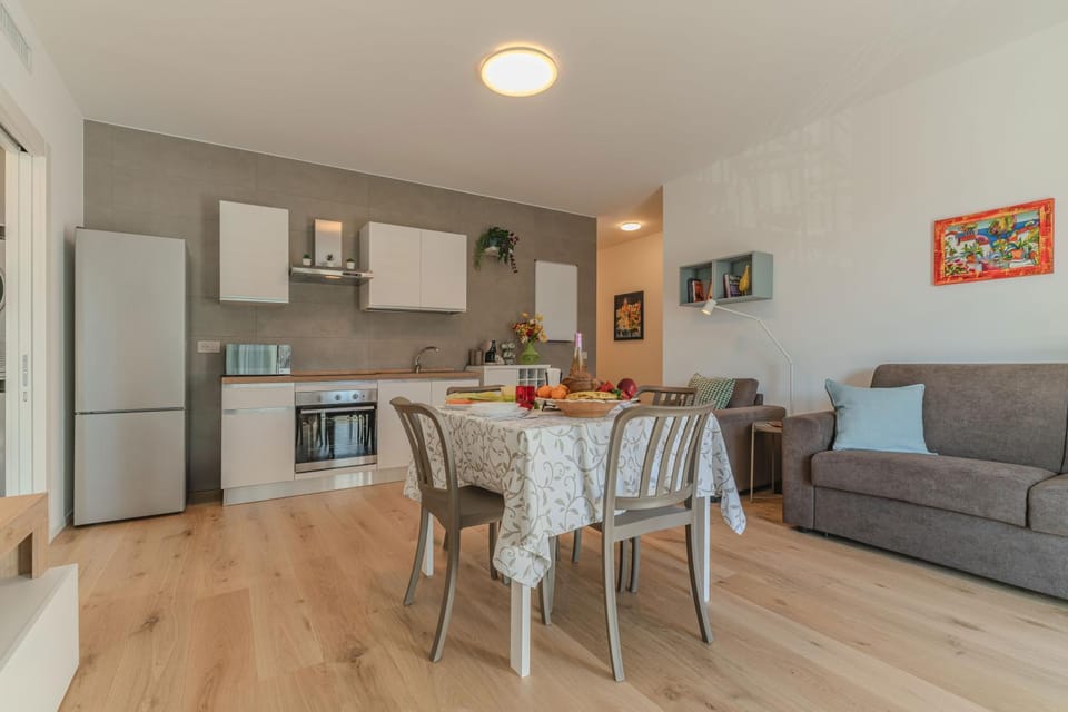 Kitchen or kitchenette, Seating area, Dining area, oven