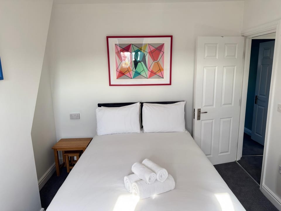 Bed, Bedroom, towels