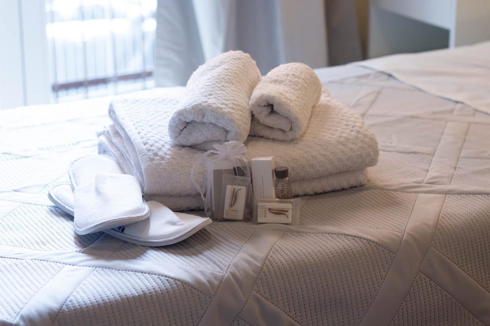 Bed, towels