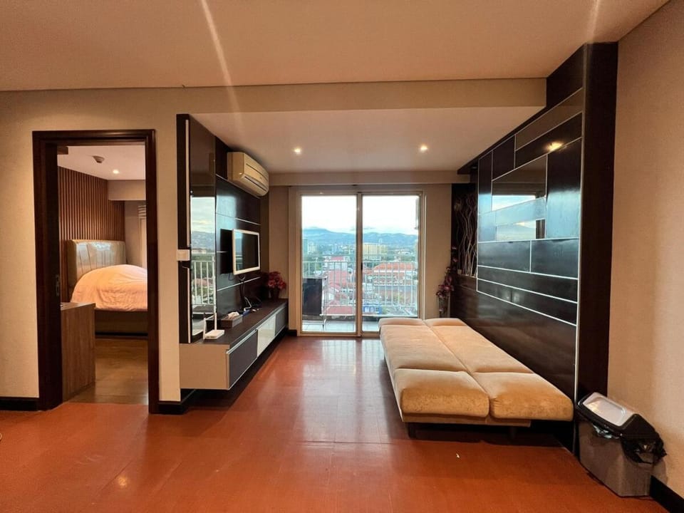 Communal lounge/ TV room