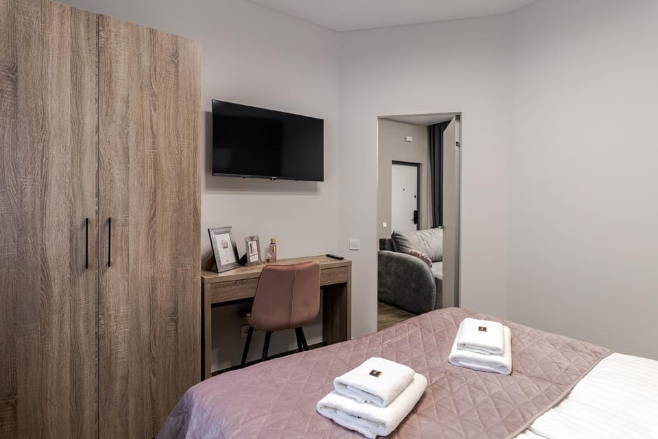 Photo of the whole room, Bedroom