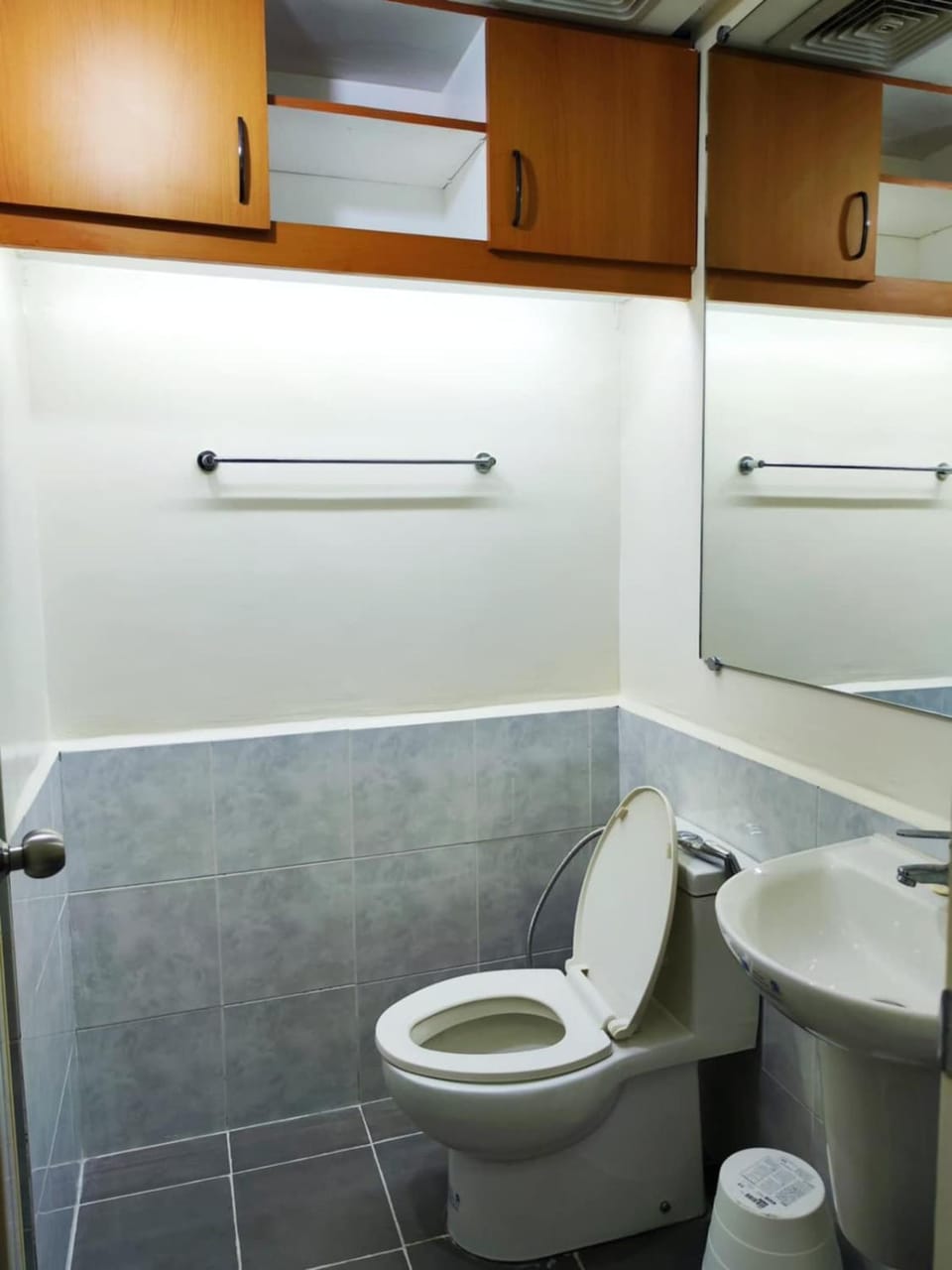 Unit 23L T-B The Pearl Place Ortigas Apartment in Mandaluyong