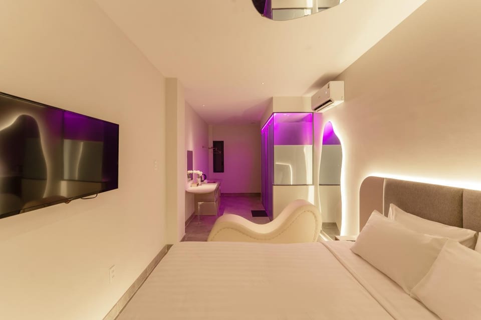Bed, TV and multimedia, Photo of the whole room