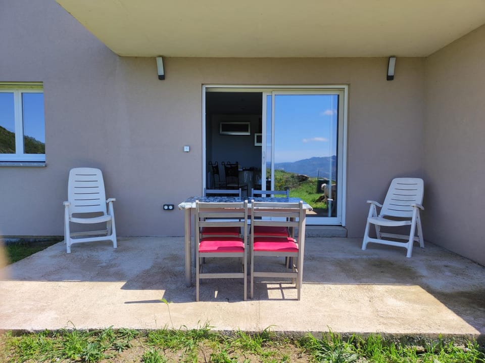 Grand F2 vue montagne Apartment in Corsica