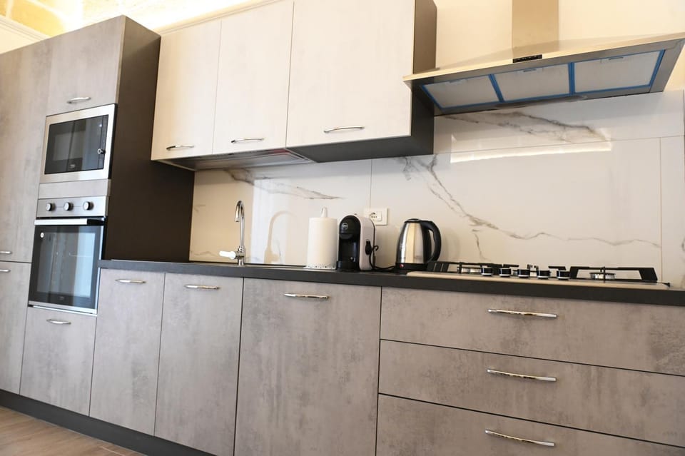 Coffee/tea facilities, dishwasher, stove