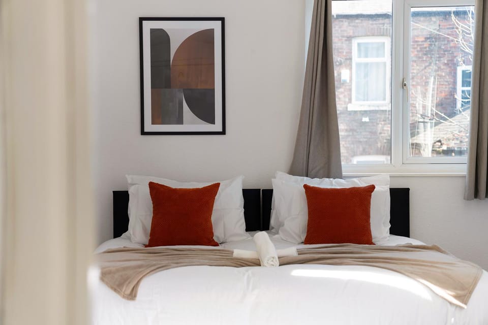 Large 8BR House - Sleeps 14 - Free Parking House in Sunderland