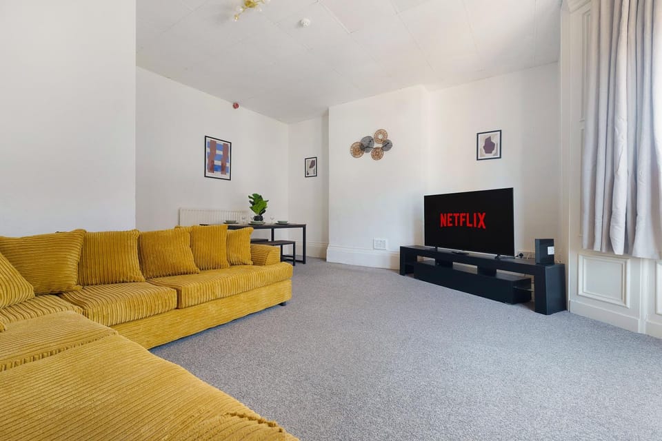 Large 8BR House - Sleeps 14 - Free Parking House in Sunderland