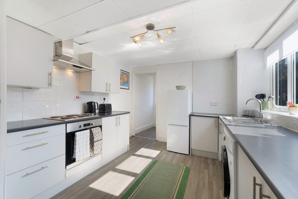 Large 8BR House - Sleeps 14 - Free Parking House in Sunderland