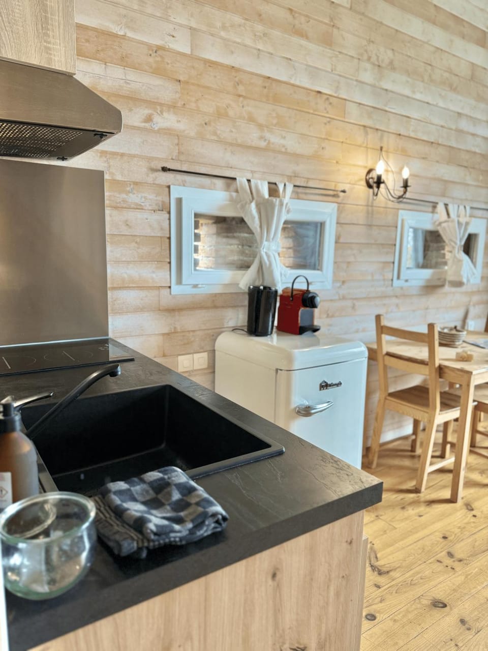 Kitchen or kitchenette, Dining area, stove