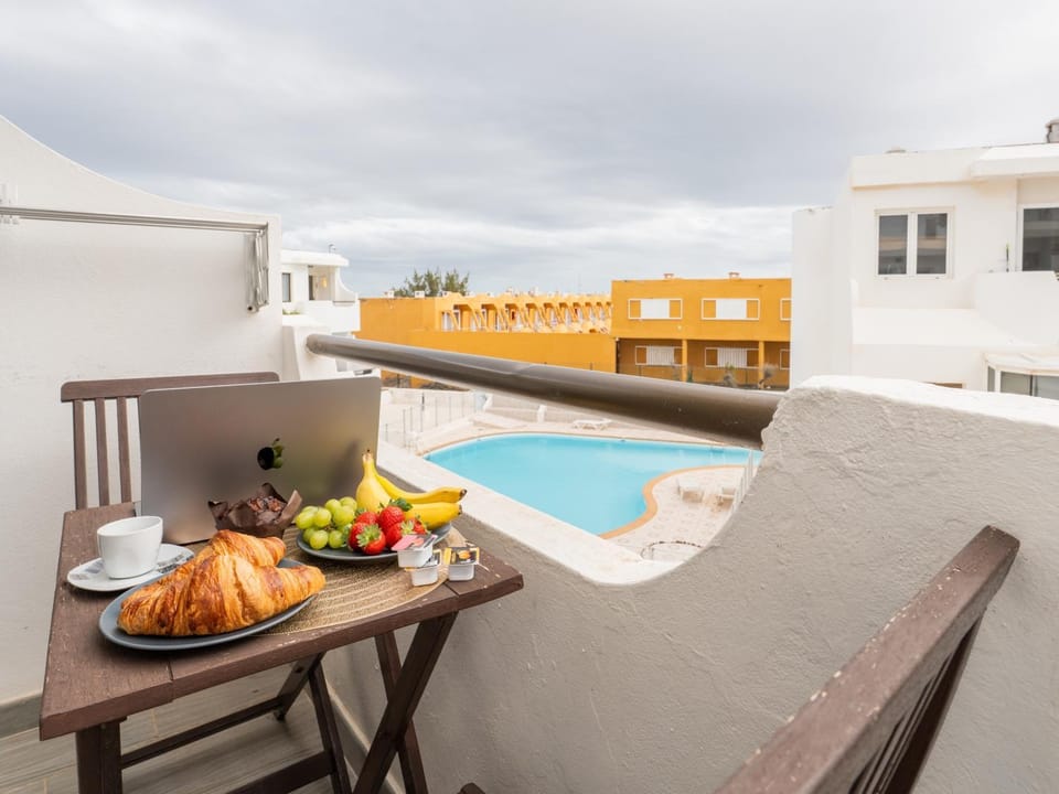 Day, View (from property/room), Balcony/Terrace, Seating area, Pool view, Continental breakfast