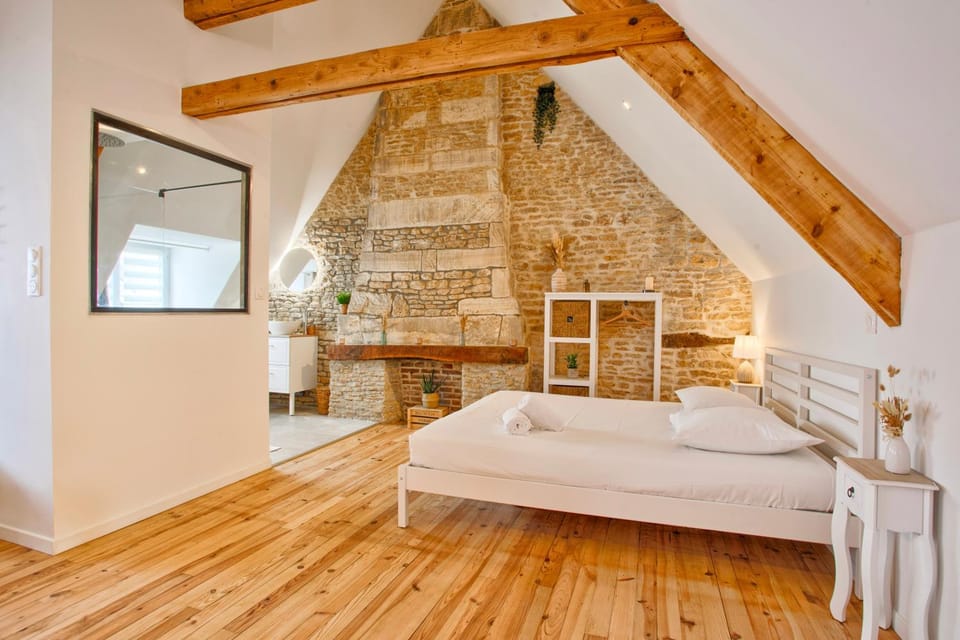 Bedroom, fireplace