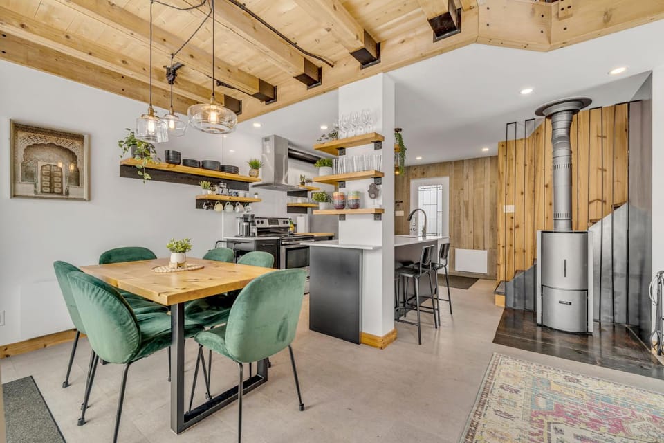 Kitchen or kitchenette, Dining area