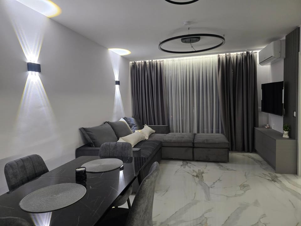 Communal lounge/ TV room, Bed, TV and multimedia, Living room, Photo of the whole room, Seating area, Evening entertainment