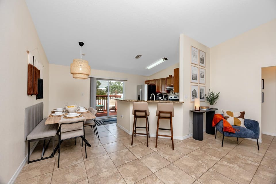 Kitchen or kitchenette, Living room, Seating area, Dining area