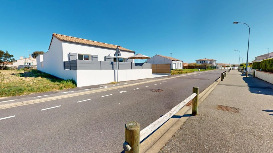 Property building, Facade/entrance, Off site