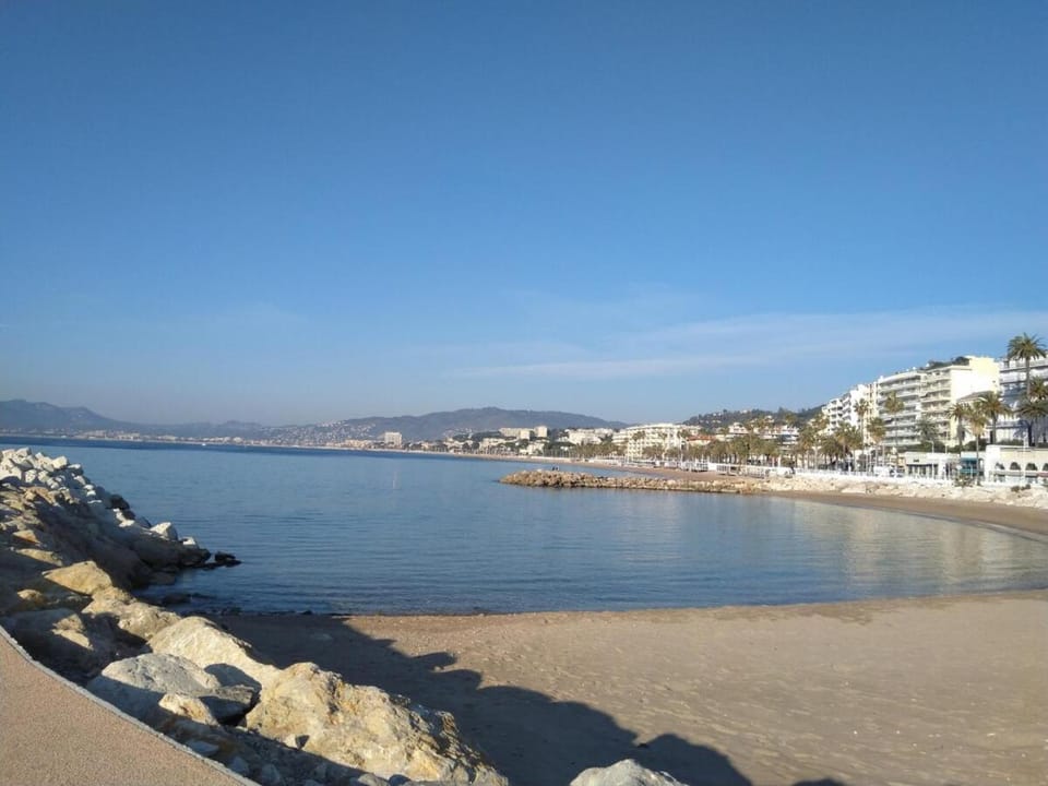 Appartement au calme aperçu mer et collines 2 personnes Apartment in Cannes