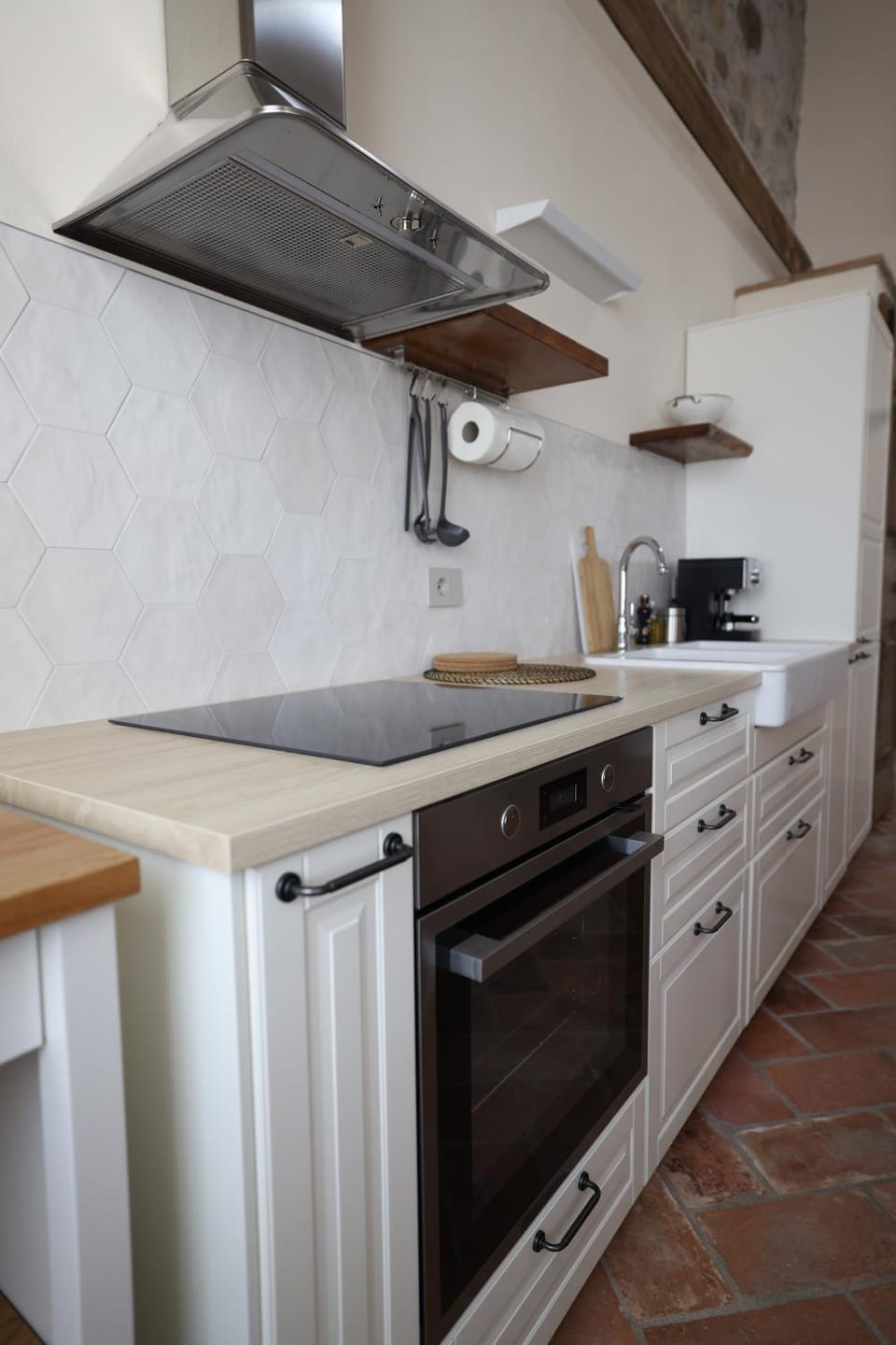 Kitchen or kitchenette, dishwasher, stove
