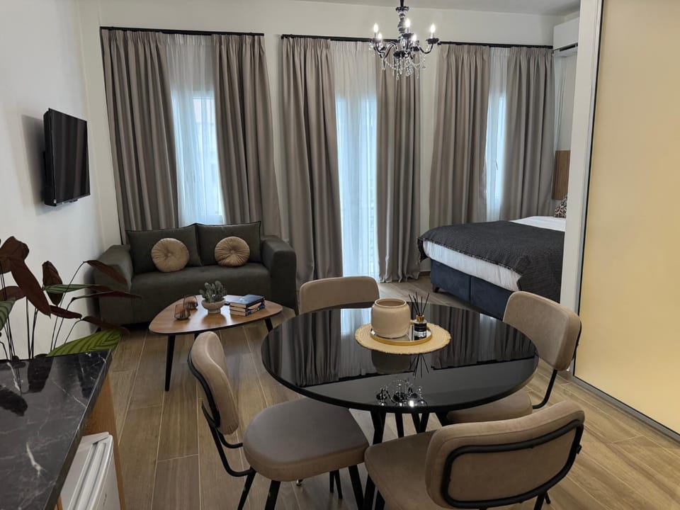 TV and multimedia, Seating area, Dining area, Bedroom