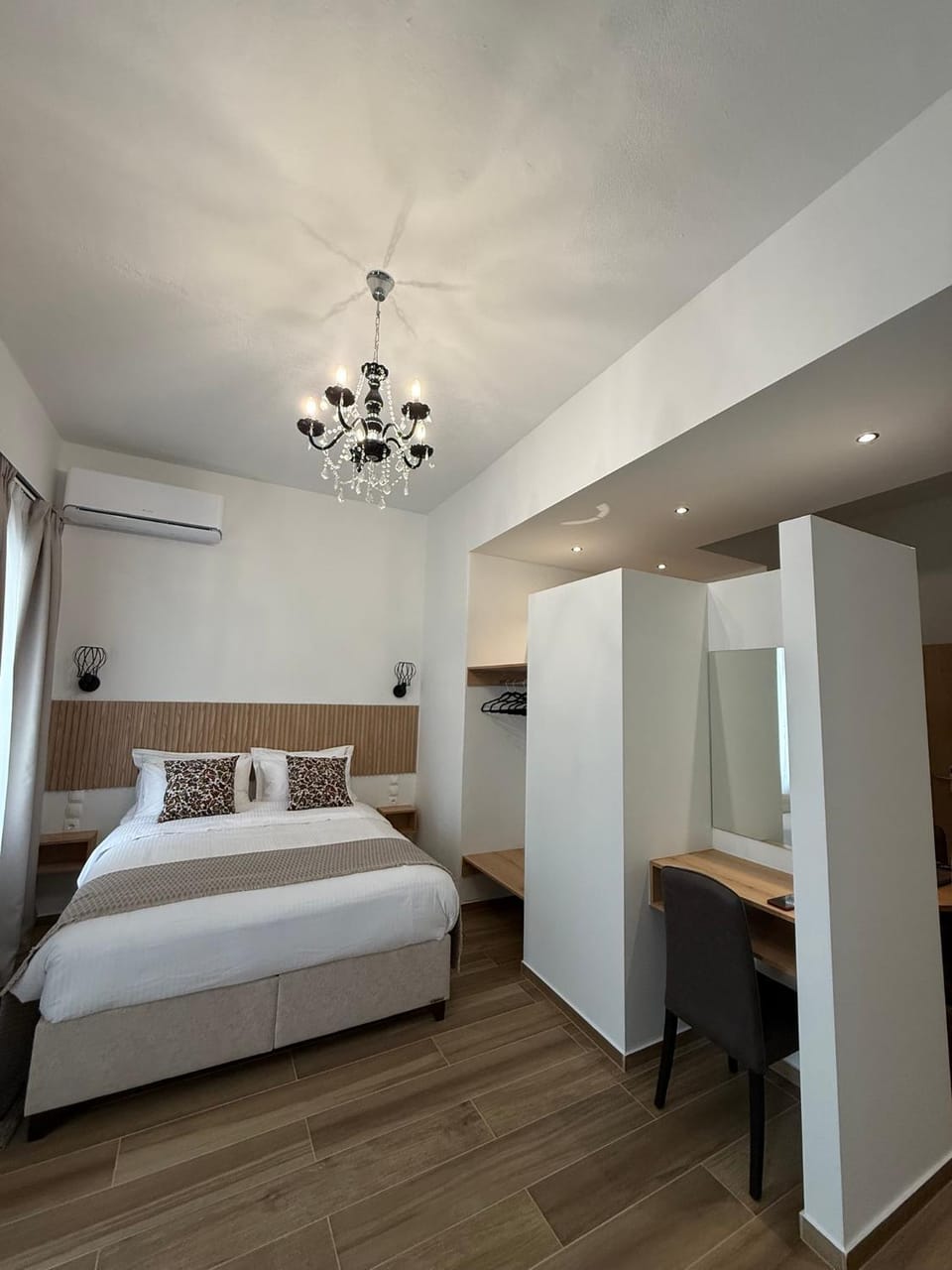 Photo of the whole room, Bedroom