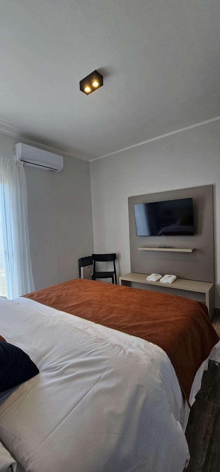 Bed, TV and multimedia, Photo of the whole room, Bedroom, air conditioner