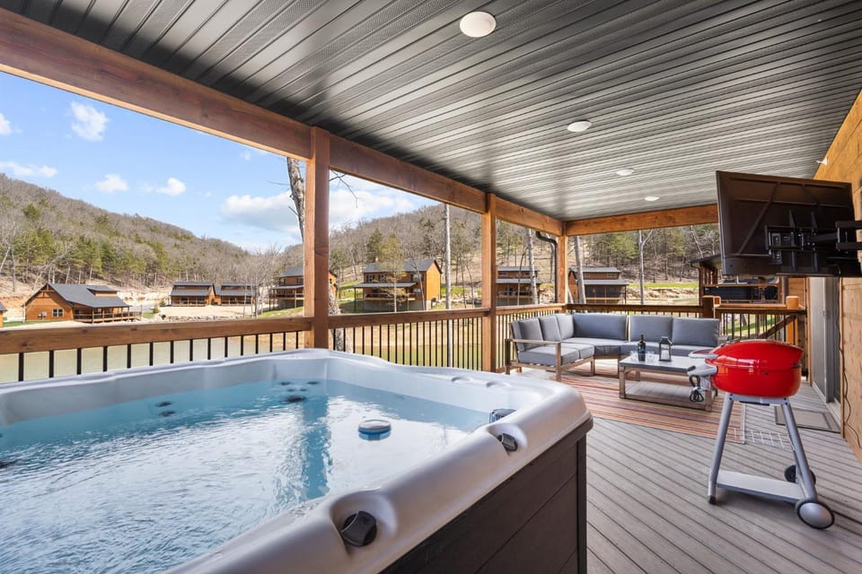 Cabin w Pvt Hot Tub-Outdoor TV-2 Bunk Rooms-Cmty Indoor Pool-Water View-Free Tickets Cabin in Ridgedale
