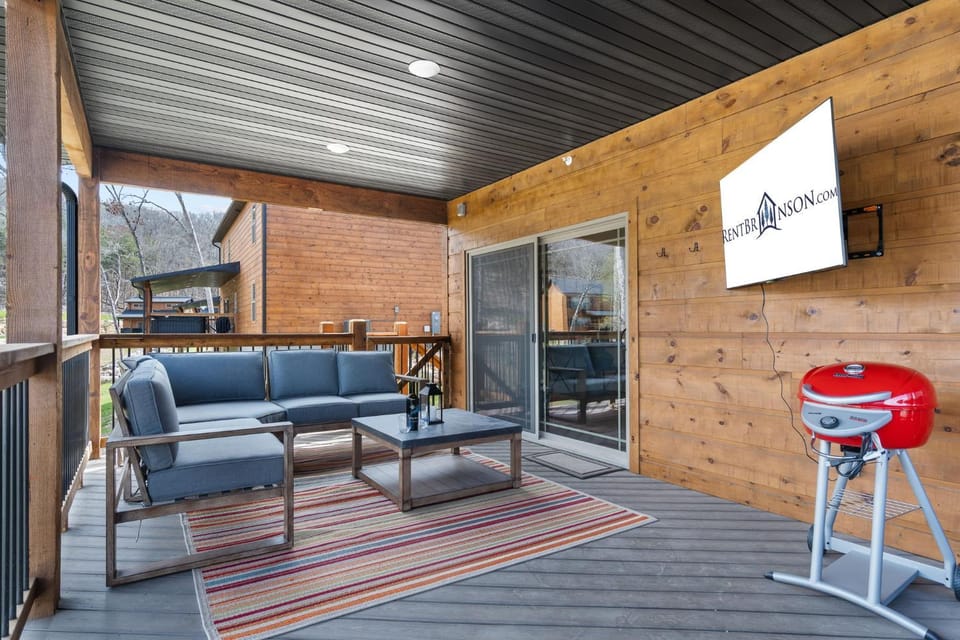 Cabin w Pvt Hot Tub-Outdoor TV-2 Bunk Rooms-Cmty Indoor Pool-Water View-Free Tickets Cabin in Ridgedale