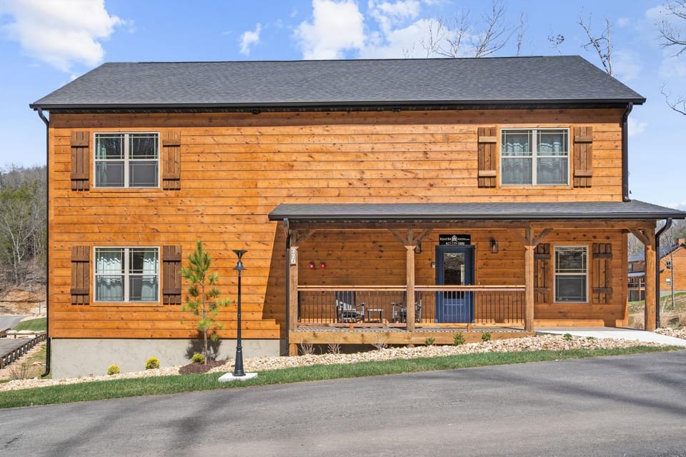 Cabin w Pvt Hot Tub-Outdoor TV-2 Bunk Rooms-Cmty Indoor Pool-Water View-Free Tickets Cabin in Ridgedale