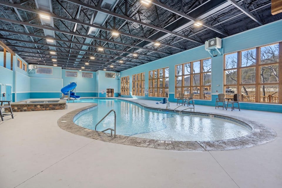 Cozy Cabin w Water View-Community Indoor Pool-Connect4-Bunk Room-Free Attraction Tickets Cabin in Hollister